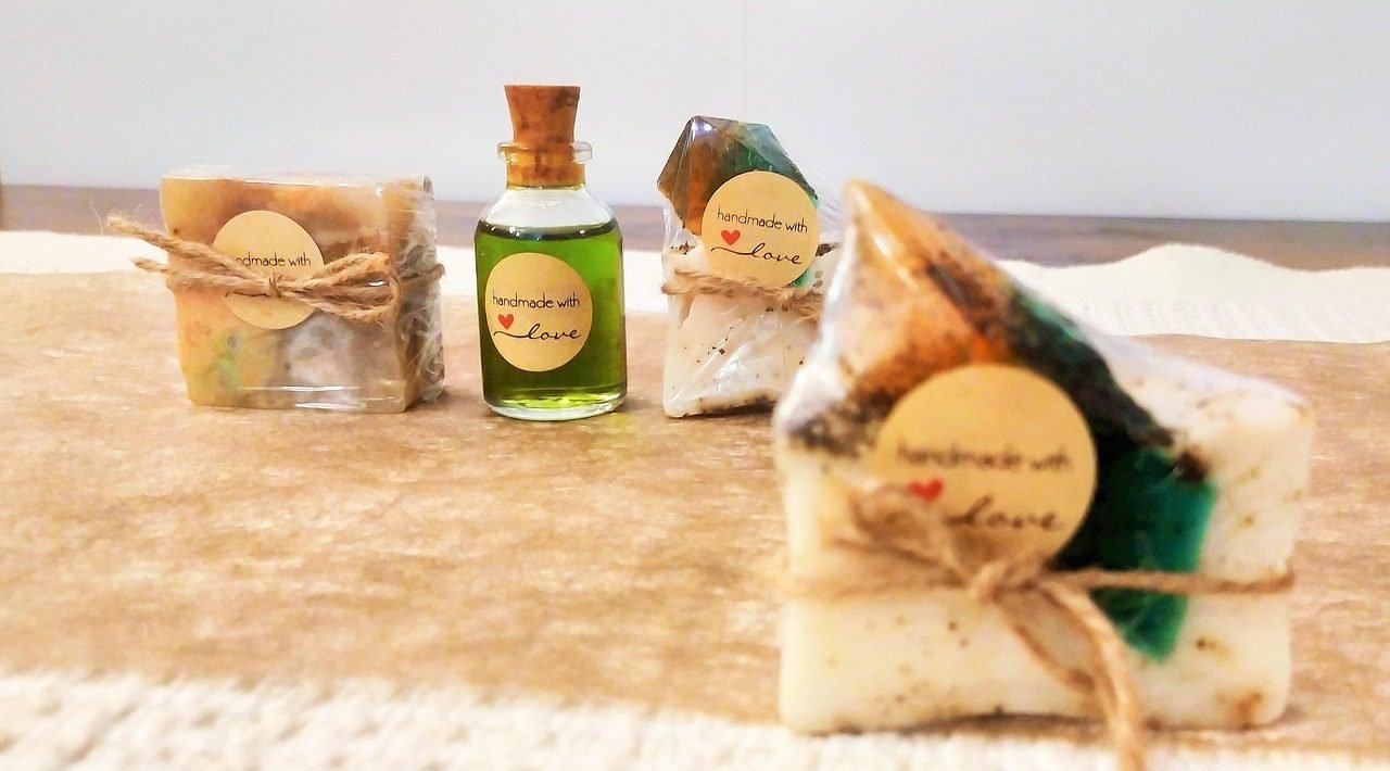 Regala algo que conecte: Aprende a crear velas y jabones artesanales con intención
